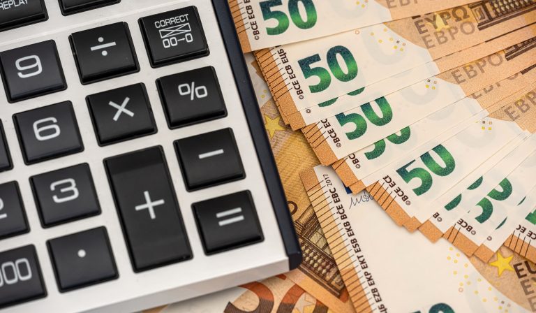 Taschenrechner und 50-EUR-Scheine